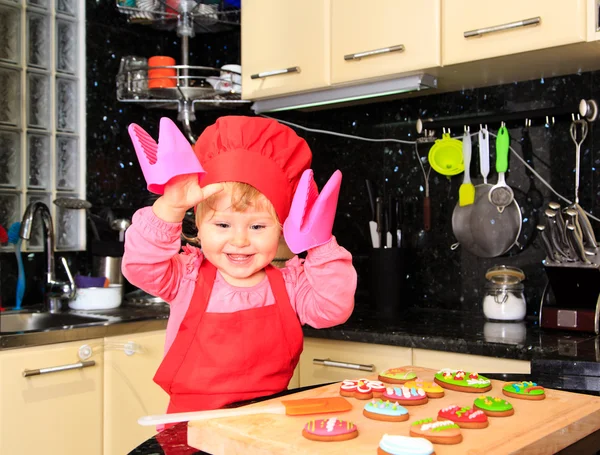 Lilla flickan att göra Påsk cookies i kök — Stockfoto