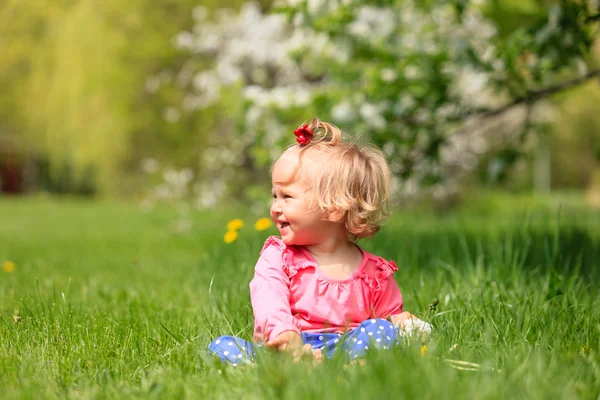 Linda menina feliz com flores na primavera — Fotografia de Stock