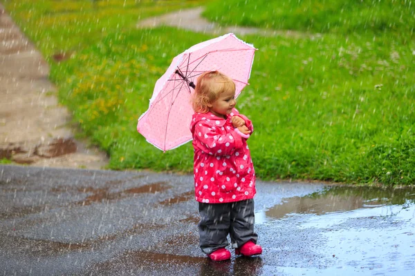 Linda niña divirtiéndose en la lluvia — Foto de Stock