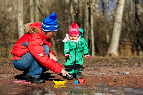 Ayah dan anak kecil bermain dengan air di musim semi — Stok Foto
