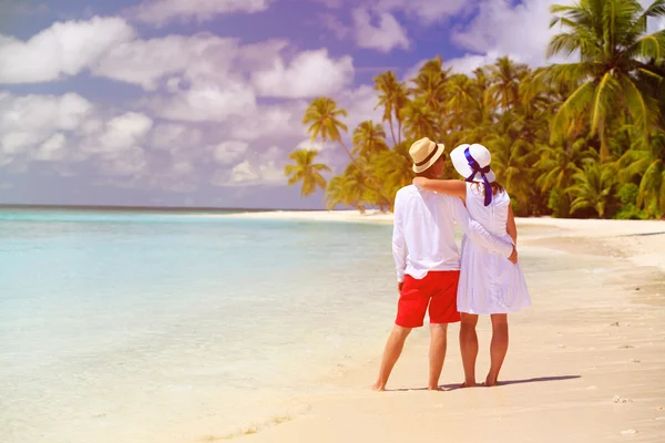 Gelukkig verliefde paar op zomer-strand — Stockfoto