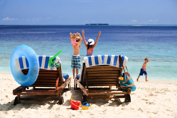 Famille heureuse avec deux enfants en vacances à la plage — Photo