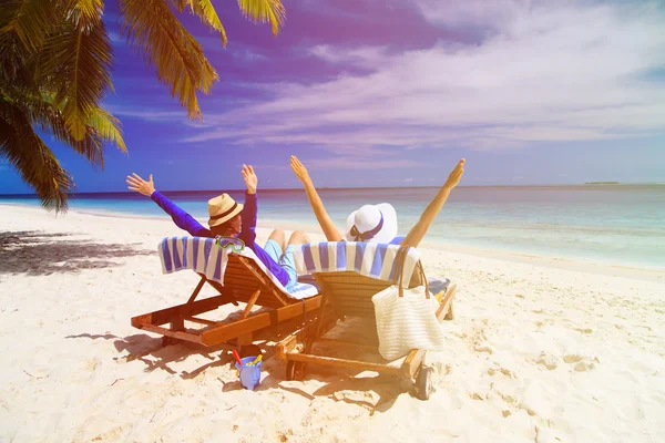 Casal feliz relaxar em uma praia tropical — Fotografia de Stock