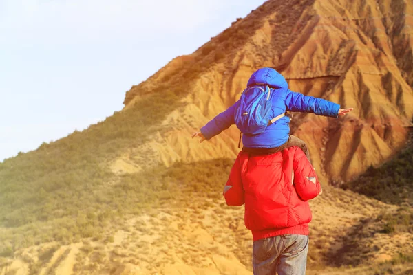 Baba ve oğul manzaralı dağlarında seyahat — Stok fotoğraf