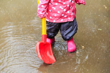 su birikintisine çocuklar açık oynayan çocuk