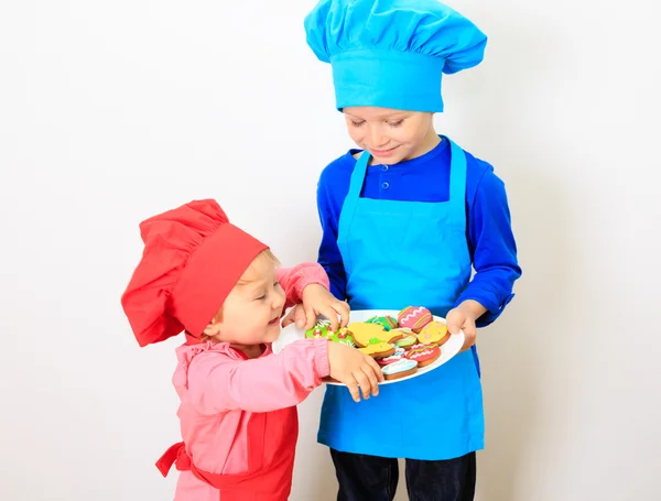 Söt liten pojke och flicka som leker med påsk cookies — Stockfoto