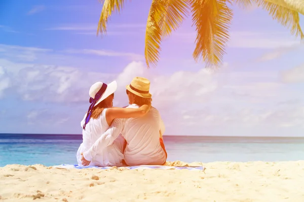 Felice coppia amorevole sulla spiaggia tropicale — Foto Stock