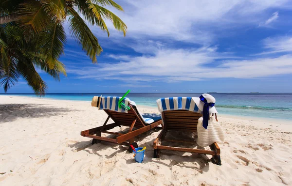 Due sedie in vacanza al mare tropicale — Foto Stock