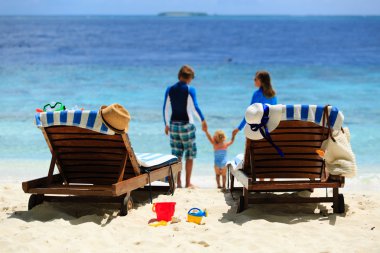 tropik sahilde oynayan çocuk ile aile