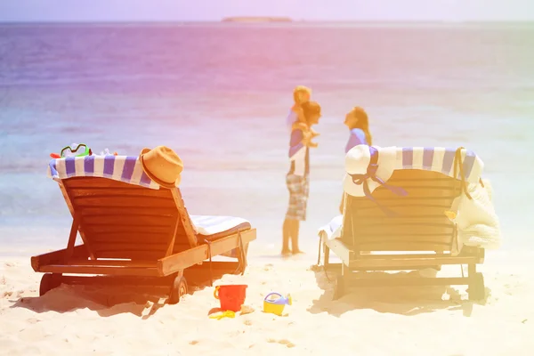 Famiglia con bambino che gioca sulla spiaggia tropicale — Foto Stock