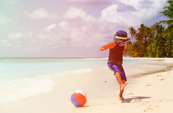 Niño jugando pelota en la playa —  Fotos de Stock