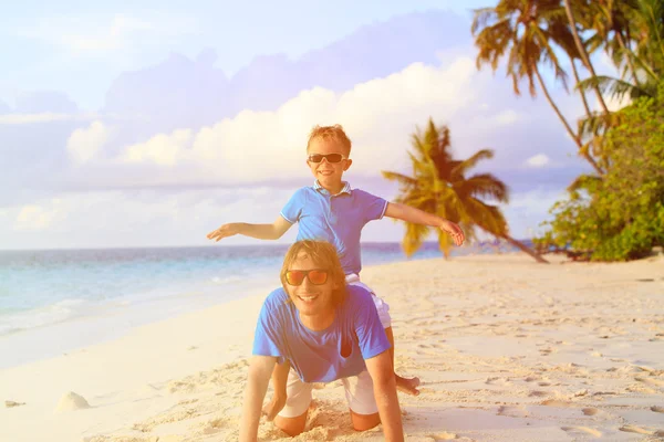 Padre e figlio che giocano sulla spiaggia — Foto Stock