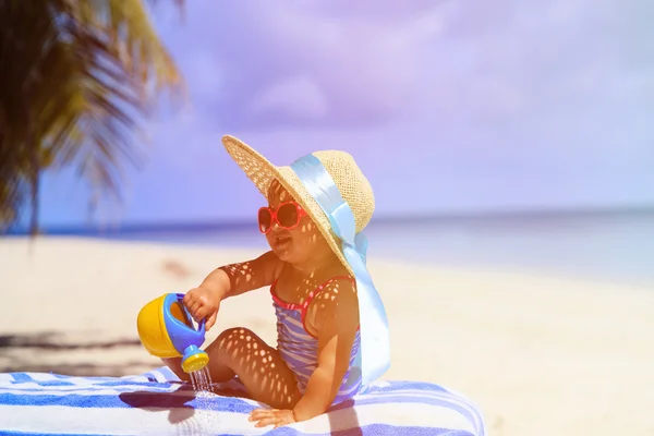 Carino bambina in grande cappello su spiaggia tropicale — Foto Stock