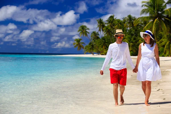 Feliz casal amoroso andando na praia tropical — Fotografia de Stock