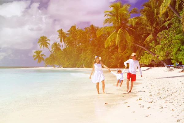 Família com criança brincando na praia tropical — Fotografia de Stock