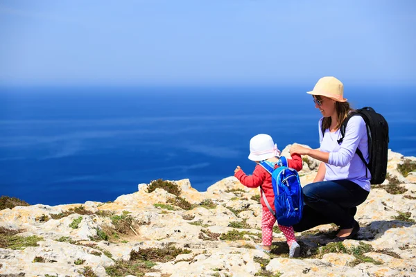 Mère et petite fille voyagent en montagne — Photo