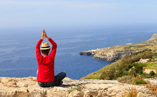 Jovem fazendo ioga nas montanhas de verão — Fotografia de Stock