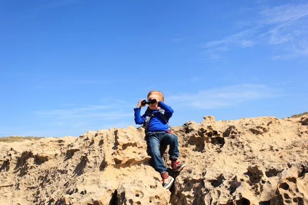 Kleiner Junge schaut auf Reisen durch Ferngläser — Stockfoto