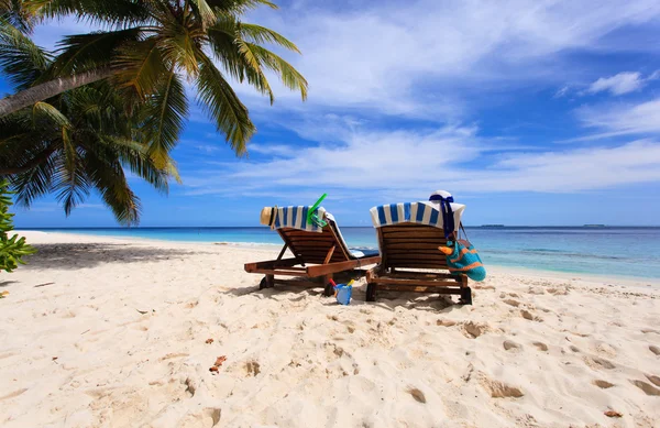 Due sedie sulla spiaggia tropicale — Foto Stock