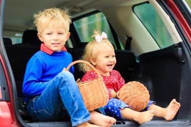 küçük çocuk ve bebek kız araba ile seyahat