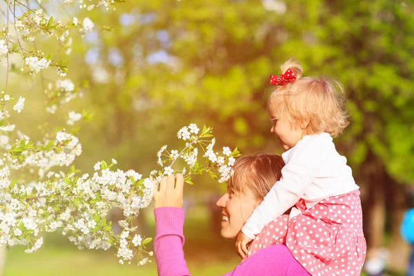 Mor och dotter njuta av våren blossom — Stockfoto