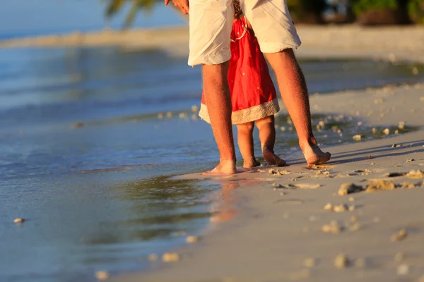 Pai e filha caminhando na praia — Fotografia de Stock