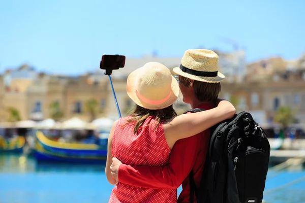 Tourist couple making selfie photo while travel in Malta — Stock Photo, Image