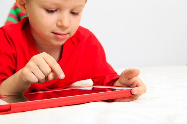 Kleiner Junge mit Touchpad, frühe Bildung — Stockfoto