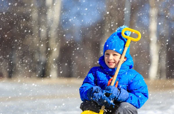 Маленький мальчик любит играть в зимнем снегу — стоковое фото