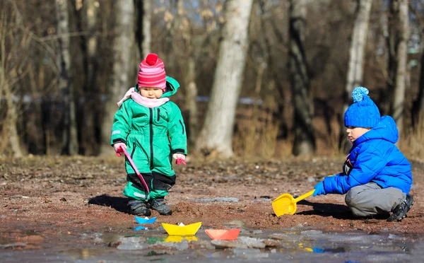 Little boy and girl playing in spring — Stock Photo, Image