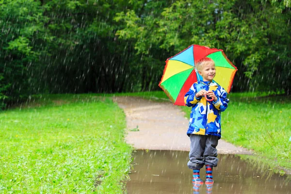 Niño pequeño con paraguas colorido al aire libre — Foto de Stock