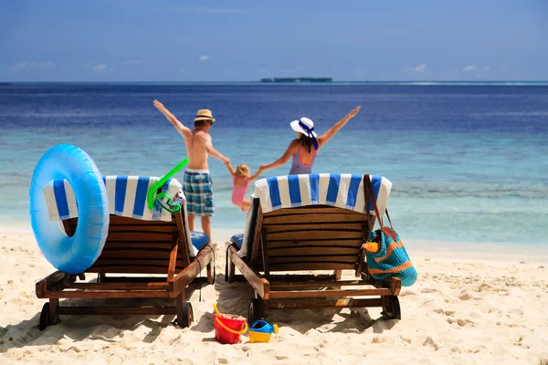 Famiglia con figlioletta che gioca sulla spiaggia — Foto Stock