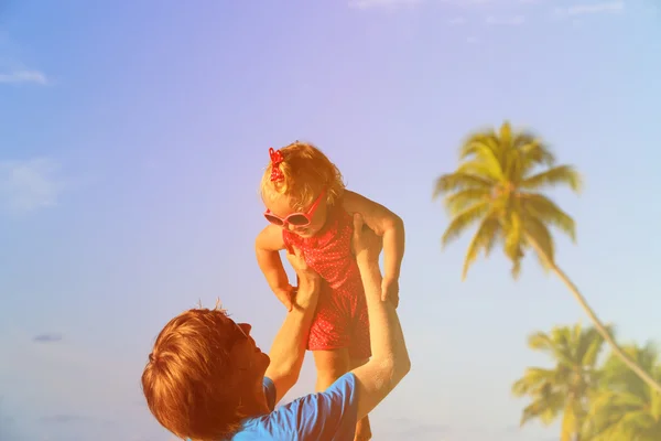 Padre e figlioletta giocare su cielo a tropicale spiaggia — Foto Stock