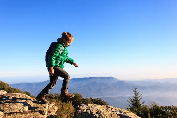 Liten pojke vandra i natursköna berg — Stockfoto