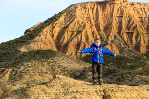 Liten pojke med ryggsäck resor i bergen — Stockfoto
