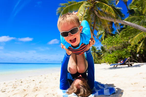 Otec a syn hraje na letní beach — Stock fotografie