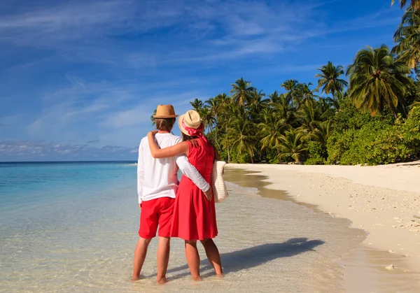 Gelukkig verliefde paar op zomer-strand — Stockfoto