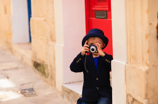 Little boy taking photos while travel in Europe, Malta — Stock Photo, Image