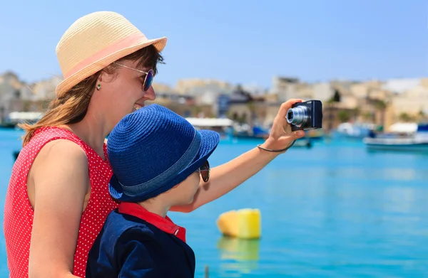 Mother and son making selfie while travel in Europe, Malta — Stock Photo, Image