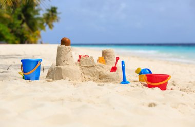 Kumdan kale tropikal plaj ve çocuklar oyuncaklar