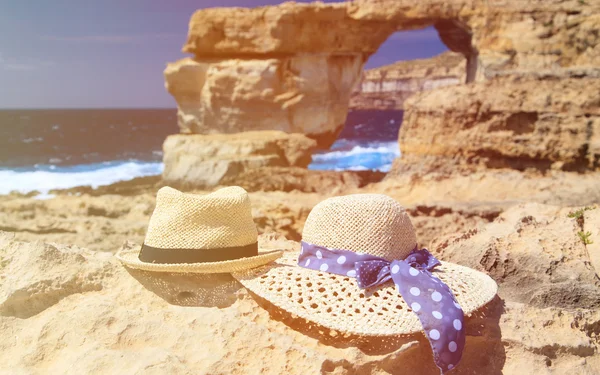 Dos sombreros en Azure Window en la isla de Gozo, vacaciones en Malta — Foto de Stock