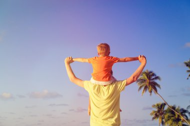 mutlu baba ve küçük oğlu omuzlarında sky Çal