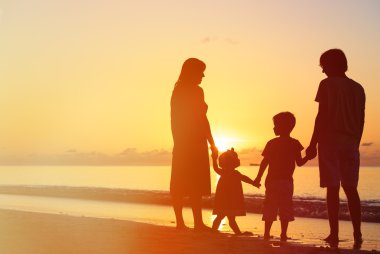 sunset Beach iki çocuklu mutlu aile