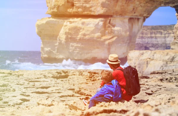 Padre e hijo mirando montañas escénicas — Foto de Stock