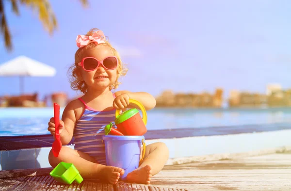 Mignonne petite fille jouant dans la piscine à la plage — Photo