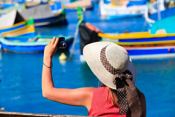 Turista fazendo foto de barcos tradicionais coloridos em Malta — Fotografia de Stock