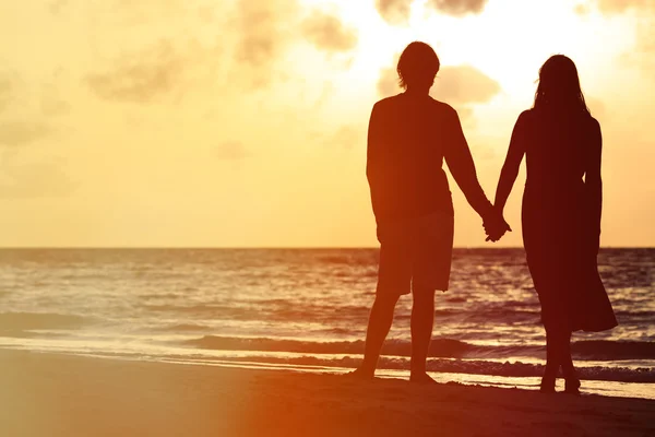 Романтична пара тримає руки на заході сонця — стокове фото