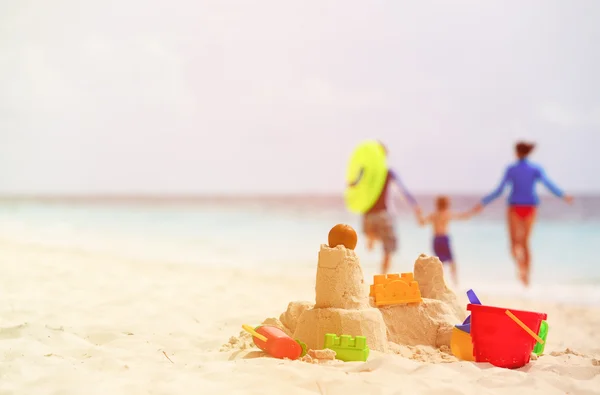 在热带海滩，家庭度假的沙堡 — 图库照片