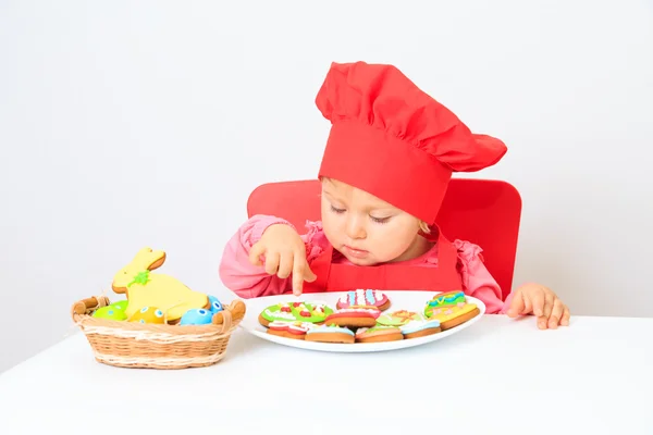 Linda niña jugando con galletas de Pascua — Foto de Stock