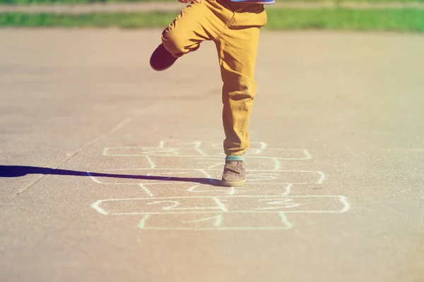 Liten pojke spela hoppa hage på lekplats — Stockfoto